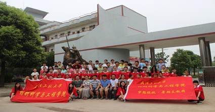 bw必威西汉姆联官方网站梦想绽放赤壁支教团在赤壁镇中学和师生合影